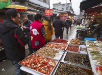 北京拟就小食品生产经营立法 食品摊贩将禁经营凉菜和散装熟食